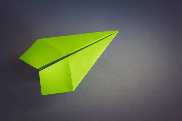 Zelený Papír Letadlo Origami Izolované Prázdném Šedém Pozadí — Stock fotografie
