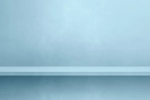 薄い青色のコンクリートの壁に空の棚 背景テンプレートシーン 水平モックアップ — ストック写真