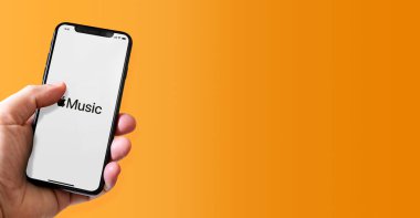 Paris - Fransa - 15 Mart 2022: Apple Music logosuna sahip iPhone akıllı telefonu. Yatay Pankart