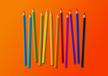 Tahta renkli kalem seti turuncu üzerine izole edilmiş. Yatay arkaplan.