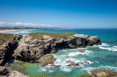 Galiçya, İspanya 'daki Katedrais Plajı Katedralleri gibi. Uçurumlar ve okyanus manzarası