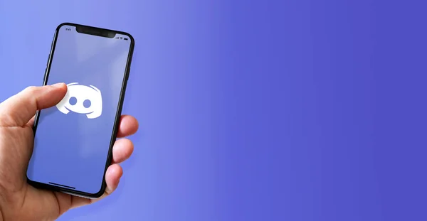 Paris Maret 2022 Tangan Memegang Iphone Dengan Logo Discord Spanduk — Stok Foto