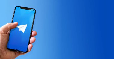 Paris - Fransa - 15 Mart 2022 Telegram logolu iPhone akıllı telefonu. Yatay Pankart