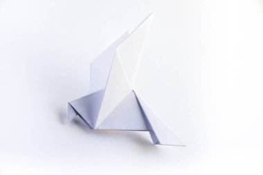 Kağıt güvercin origamisi boş beyaz bir arkaplanda izole edildi.