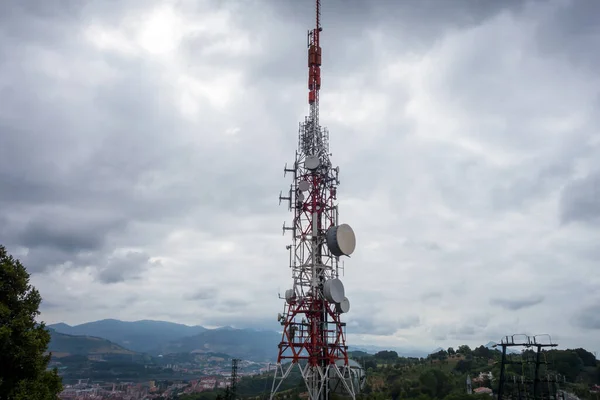 Fernsehen Und Telefonantenne Großer Rot Weißer Turm — Stockfoto