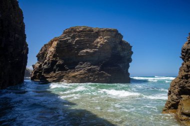 Galiçya, İspanya 'daki Katedrais Plajı Katedralleri gibi. Uçurumlar ve okyanus manzarası