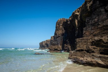 Galiçya, İspanya 'daki Katedrais Plajı Katedralleri gibi. Uçurumlar ve okyanus manzarası