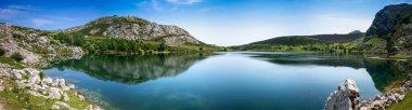 Enol Gölü, Covadonga, Picos de Europa, Asturias, İspanya. Panoramik görünüm