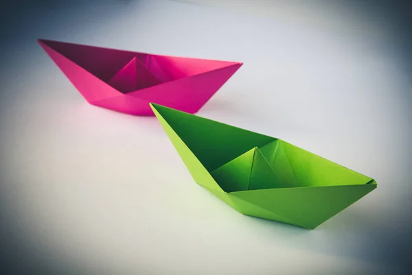Origami Barco Papel Rosa Verde Aislado Sobre Fondo Blanco Blanco —  Fotos de Stock