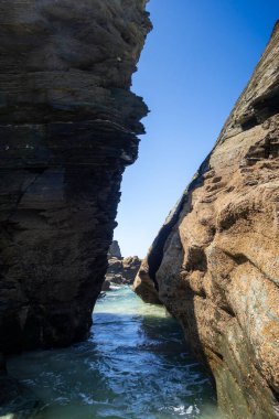 Galiçya, İspanya 'daki Katedrais Plajı Katedralleri gibi. Uçurumlar ve okyanus manzarası
