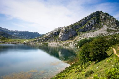 Covadonga 'daki Enol Gölü, Picos de Europa, Asturias, İspanya