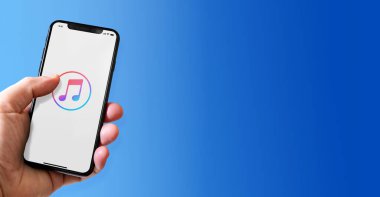 Paris - Fransa - 15 Mart 2022: iTunes logolu iPhone akıllı telefonu. Yatay Pankart