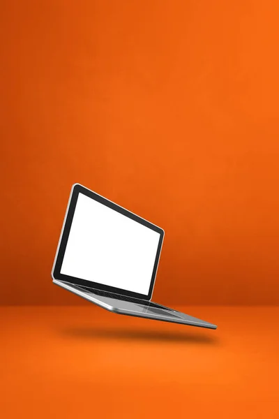 空白电脑笔记本电脑漂浮在橙色的背景上 3D孤立的插图 垂直模板 — 图库照片