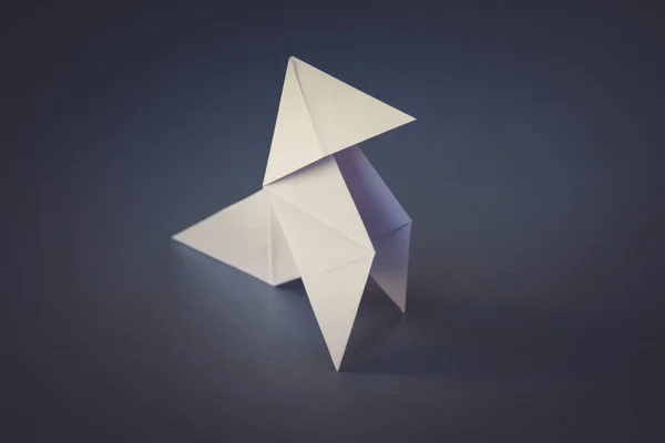 Papel Blanco Gallina Origami Aislado Sobre Fondo Gris Blanco Cocotte —  Fotos de Stock