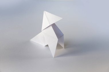 Kağıt tavuk origamisi beyaz bir arkaplanda izole edilmiş. Cocotte en paper