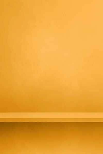 黄色の金のコンクリートの壁に空の棚 背景テンプレートシーン 縦型モックアップ — ストック写真