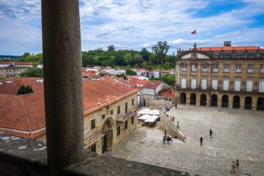 Santiago de Compostela - İspanya - 3 Temmuz 2022: Katedral 'den Obradoiro kare manzarası