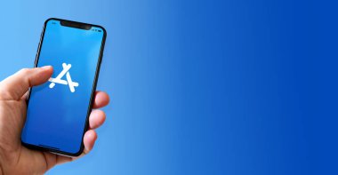 Paris - Fransa - 15 Mart 2022: App Store logosuna sahip iPhone akıllı telefonu. Yatay Pankart
