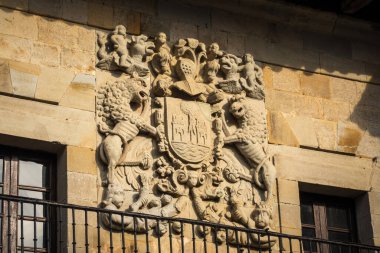 Santillana del mar, Cantabria, İspanya 'daki bir anıtın üzerinde ortaçağ arması