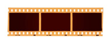 Beyaz arka planda izole edilmiş klasik fotoğraf film şeridi. Boş boşluklu doku