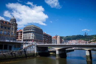 Bilbao şehrindeki Nervion Nehri rıhtımları, Bask Ülkesi, İspanya