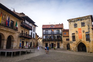 Santillana del mar - İspanya - 17 Temmuz 2022: Eski ortaçağ köyü