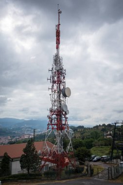 Televizyon ve telefon anteni. Büyük kırmızı ve beyaz kule