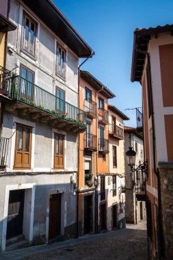 Gijon - İspanya - 11 Temmuz 2022: Cimavilla 'daki renkli evler
