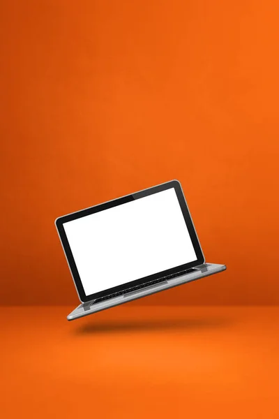 空白电脑笔记本电脑漂浮在橙色的背景上 3D孤立的插图 垂直模板 — 图库照片