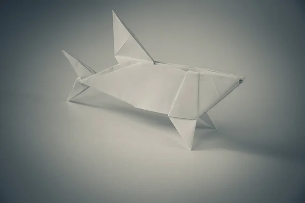 Χαρτί Καρχαρία Origami Απομονώνονται Ένα Κενό Φόντο — Φωτογραφία Αρχείου