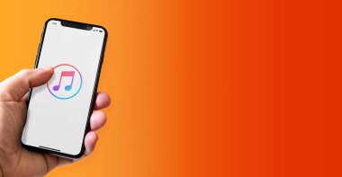 Paris - Fransa - 15 Mart 2022: iTunes logolu iPhone akıllı telefonu. Yatay Pankart