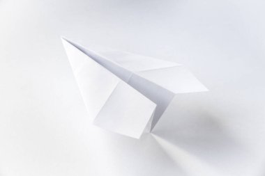 Kağıt düzlem origamisi boş bir arkaplanda izole edildi