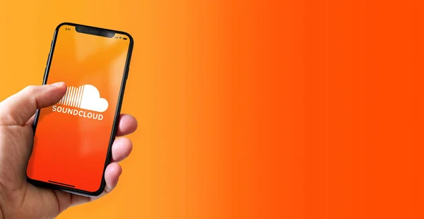 Paris Maret 2022 Tangan Memegang Iphone Dengan Logo Soundcloud Spanduk — Stok Foto