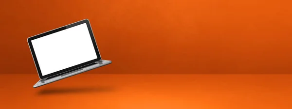 空白电脑笔记本电脑漂浮在橙色的背景上 3D孤立的插图 横向横幅模板 — 图库照片