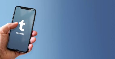Paris - Fransa - 15 Mart 2022 Tumblr logolu iPhone akıllı telefonu. Yatay Pankart