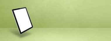 Yeşil arka planda yüzen boş bir tablet bilgisayar. 3 boyutlu izole bir illüstrasyon. Yatay pankart şablonu