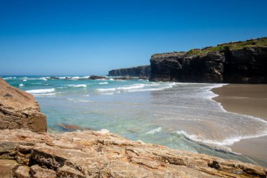 Galiçya, İspanya 'daki Katedrais Plajı Katedralleri gibi. Uçurumlar ve okyanus manzarası
