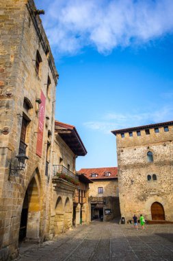 Santillana del mar - İspanya - 17 Temmuz 2022: Eski ortaçağ köyü