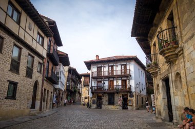 Santillana del mar - İspanya - 17 Temmuz 2022: Eski ortaçağ köyü