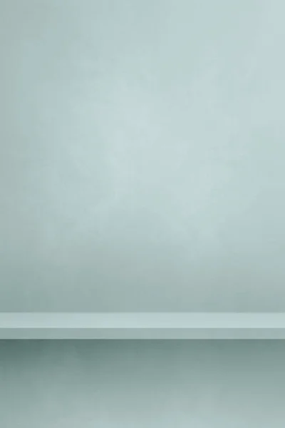 薄い青色のコンクリートの壁に空の棚 背景テンプレートシーン 縦型モックアップ — ストック写真