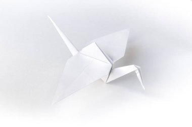 Kağıt vinç origamisi boş beyaz bir arkaplanda izole edildi.