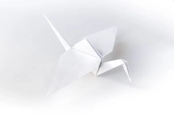 Origami Gru Carta Isolato Uno Sfondo Bianco Vuoto — Foto Stock