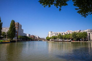 Paris - Fransa - Haziran 2023: Ourcq kanalı ve yaz aylarında bankalardan yüzen ev manzarası