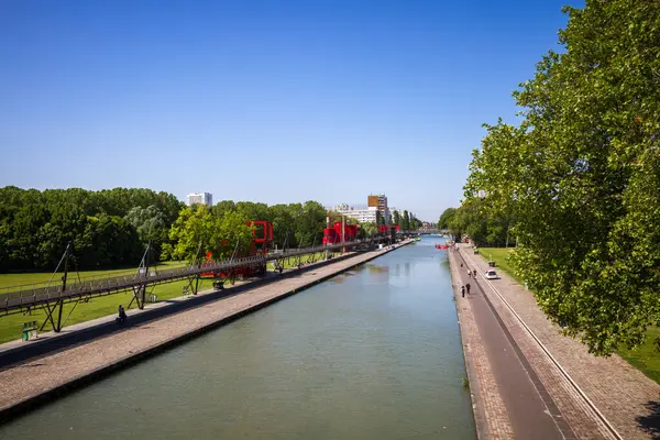 Paris - Fransa - Haziran 2023: Parc de la Villette ve Ourcq Kanalı