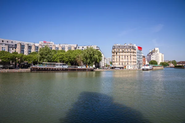 2023年6月5日 法国巴黎 夏季从银行看到Ourcq运河和游艇 — 图库照片