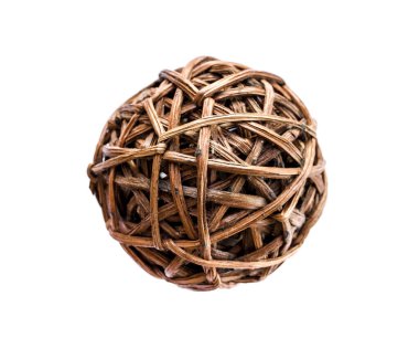 Beyaz arkaplanda örülmüş hasır top