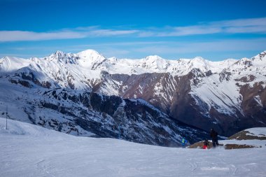 Les Menuires 'in kayak yamaçları ve dağları Fransa' nın Fransız Alpleri 'nde tatil yapıyor.
