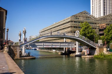 Paris - Fransa - 5 Haziran 2023: Suç Sokağı Kaldırma Köprüsü ve Ourcq Kanalı
