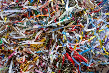 Renkli kağıt parçalanmış duvar kağıdı. Makro görünüm arkaplanı