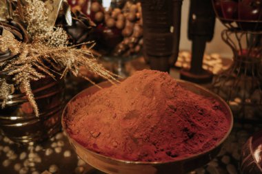 Kırsal bir masada metal bir bardakta kakao tozu. Klasik dekor arkaplanı